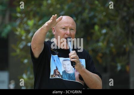 Sydney, NSW, Australia. 19 ottobre 2025. Contro-protesta alla “marcia per l’Australia” tenutasi negli stati di Belmore Park, “questa domenica unisciti alla protesta contro il razzismo e l’estrema destra. Diciamo che gli immigrati sono i benvenuti, no al capro espiatorio razzista e al bigottismo. I gruppi che hanno organizzato la marcia razzista anti-immigrazione per l'Australia il 31 agosto, compresi i nazisti della rete nazionalsocialista, hanno convocato un'altra manifestazione. Tutti gli antirazzisti e antifascisti dovrebbero unirsi alla nostra protesta antirazzista il 19 ottobre per opporsi a questi nazisti e alla manifestazione razzista. Co-organizzato da: Palestina Action Group, Refugee Action Foto Stock