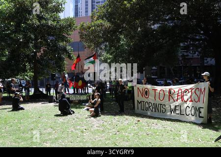 Sydney, NSW, Australia. 19 ottobre 2025. Contro-protesta alla “marcia per l’Australia” tenutasi negli stati di Belmore Park, “questa domenica unisciti alla protesta contro il razzismo e l’estrema destra. Diciamo che gli immigrati sono i benvenuti, no al capro espiatorio razzista e al bigottismo. I gruppi che hanno organizzato la marcia razzista anti-immigrazione per l'Australia il 31 agosto, compresi i nazisti della rete nazionalsocialista, hanno convocato un'altra manifestazione. Tutti gli antirazzisti e antifascisti dovrebbero unirsi alla nostra protesta antirazzista il 19 ottobre per opporsi a questi nazisti e alla manifestazione razzista. Co-organizzato da: Palestina Action Group, Refugee Action Foto Stock