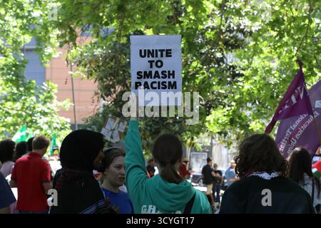 Sydney, NSW, Australia. 19 ottobre 2025. Contro-protesta alla “marcia per l’Australia” tenutasi negli stati di Belmore Park, “questa domenica unisciti alla protesta contro il razzismo e l’estrema destra. Diciamo che gli immigrati sono i benvenuti, no al capro espiatorio razzista e al bigottismo. I gruppi che hanno organizzato la marcia razzista anti-immigrazione per l'Australia il 31 agosto, compresi i nazisti della rete nazionalsocialista, hanno convocato un'altra manifestazione. Tutti gli antirazzisti e antifascisti dovrebbero unirsi alla nostra protesta antirazzista il 19 ottobre per opporsi a questi nazisti e alla manifestazione razzista. Co-organizzato da: Palestina Action Group, Refugee Action Foto Stock