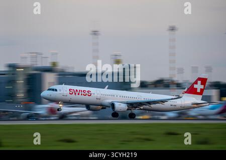 Airbus svizzero A321-212 atterra all'aeroporto di Düsseldorf, Renania settentrionale-Vestfalia, Germania Foto Stock