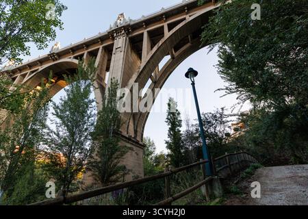 Camminando lungo le rive del fiume Serpis sul sentiero che passa sotto il ponte San Jorge il 18 ottobre 2025, Alcoy, Spagna Foto Stock