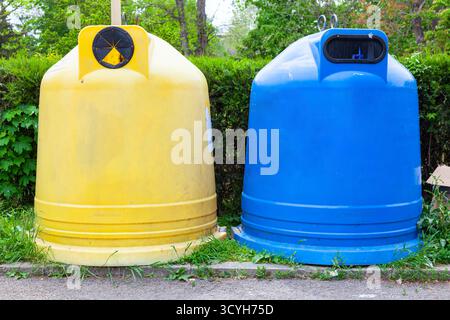 Contenitori per rifiuti urbani in diversi colori per diversi tipi di rifiuti. Foto Stock