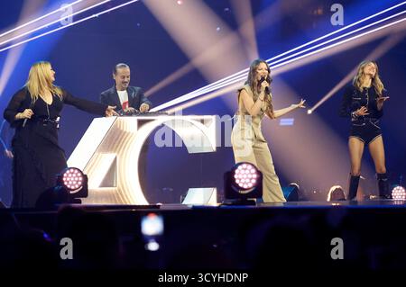 Alina, Alex Christensen, Joelina Drews ed Ella Endlich in der TV Show 'Schlagerbooom 2025 - Alles funkelt! Alles glitzert!" A der Dortmunder Westfalenhalle. Dortmund, 18.10.2025 anni Foto Stock