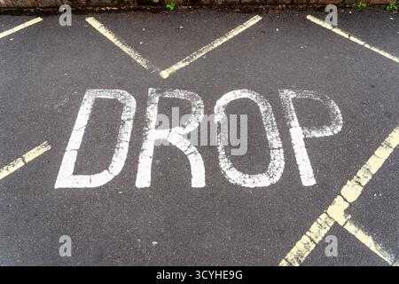 La parola goccia verniciata su fondo stradale asfaltato Foto Stock