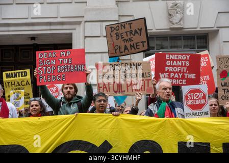 Londra, Greater London, Regno Unito. 18 ottobre 2025. Manifestanti sul clima riuniti dal Department for Energy Security and Net Zero (DESNZ) nel centro di Londra per una manifestazione di massa organizzata dalla Fossil Free London. I manifestanti chiedono al governo britannico di rifiutare lo sviluppo del giacimento petrolifero di Rosebank di Equinor vicino alle Isole Shetland. (Immagine di credito: © Krisztian Elek/ZUMA Press Wire) SOLO PER USO EDITORIALE! Non per USO commerciale! Foto Stock