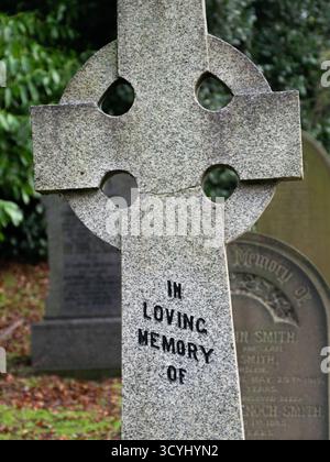 Lapide a croce celtica con iscrizione "in Loving Memory of" nel cimitero Foto Stock