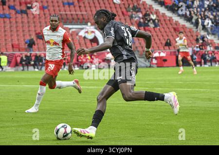 Salisburgo, Austria. 19 ottobre 2025. SALISBURGO, AUSTRIA - 19 OTTOBRE: Yann Massombo di Altach corre con la palla durante la partita dell'Admiral Bundesliga tra il Red Bull Salzburg e l'SCR Altach alla Red Bull Arena il 19 ottobre 2025 a Salisburgo, Austria. 251019 SEPA 26 024 - 20251019 PD6769 credito: APA-PictureDesk/Alamy Live News Foto Stock