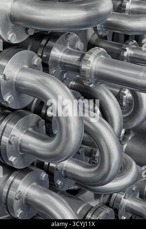 Tubi curvi in acciaio inox, parte del sistema di raffreddamento industriale, primo piano, sfondo astratto Foto Stock