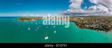 Vista aerea della Grand Baie Mauritius con barche a vela ormeggiate tranquille zone costiere della laguna e nuvole del pomeriggio Foto Stock