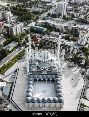 Vista aerea ad alto angolo del principale complesso della moschea centrale con gli edifici e le strade circostanti della città di Bishkek Foto Stock