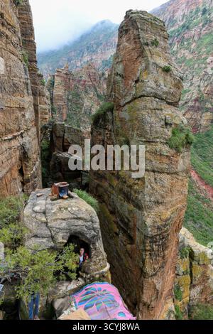Megab, Etiopia - 22 agosto 2025: Persone vicino alla chiesa di Abuna Yemata guh vicino a Megab sull'Ethopia Foto Stock