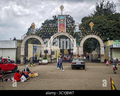 Addis Abeba, Etiopia - 24 agosto 2025: Cancello d'ingresso della chiesa di Tekle Himanot ad Addis Abeba in Etiopia Foto Stock
