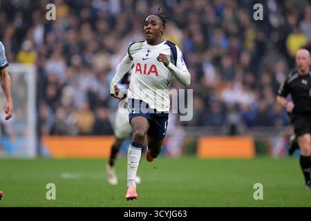 Londra, Regno Unito. 19 ottobre 2025. Londra Regno Unito 19 ottobre 2025. Mathys Tel del Tottenham Hotspur durante la partita Spurs vs Aston Villa Premier League allo stadio Tottenham Hotspur di Londra. Questa immagine è SOLO per USO EDITORIALE. Licenza richiesta da Football DataCo per qualsiasi altro utilizzo. Crediti: MARTIN DALTON/Alamy Live News Foto Stock