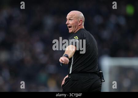 LONDRA, Regno Unito - 19 ottobre 2025: Arbitro Simon Hooper durante la partita di Premier League tra il Tottenham Hotspur FC e l'Aston Villa FC al Tottenham Hotspur Stadium (credito: Craig Mercer/ Alamy Live News) Foto Stock