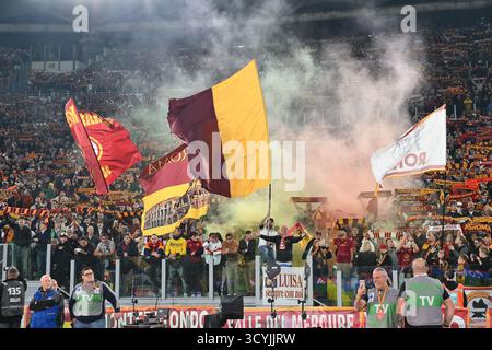 10 ottobre 2025, Stadio Olimpico, Roma, Italia; partita di serie A Enilive; Roma contro Internazionale; tifosi della Roma Foto Stock