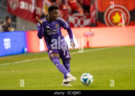 Toronto, Ontario, Canada. 18 ottobre 2025. 77 Ivan Angulo in azione durante la partita MLS tra Toronto FC e Orlando City SC al BMO Field di Toronto. La partita terminò nel 4-2 per il Toronto FC. (Credit Image: © Angel Marchini/ZUMA Press Wire) SOLO PER USO EDITORIALE! Non per USO commerciale! Foto Stock