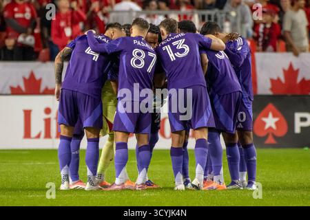 Toronto, Ontario, Canada. 18 ottobre 2025. I giocatori dell'Orlando City si riuniscono prima della partita della MLS tra il Toronto FC e l'Orlando City al BMO Field di Toronto. La partita terminò nel 4-2 per il Toronto FC. (Credit Image: © Angel Marchini/ZUMA Press Wire) SOLO PER USO EDITORIALE! Non per USO commerciale! Foto Stock