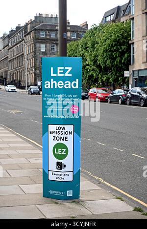 Cartello che dice agli automobilisti che sono pronti ad entrare nella Low Emmision zone (LEZ) di Edimburgo. Foto Stock