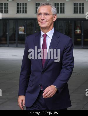Londra, Regno Unito. 19 ottobre 2025. Jens Stoltenberg, ministro delle Finanze norvegese, ex primo ministro norvegese ed ex segretario generale della NATO, viene visto alla BBC per il round dei media di domenica mattina. Crediti: Imageplotter/Alamy Live News Foto Stock