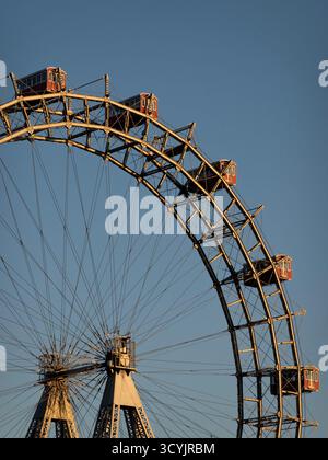Vista ravvicinata dell'iconica ruota panoramica del parco divertimenti Prater di Vienna, in Austria, contro un cielo azzurro limpido (Wiener Riesenrad, Wien, Österreich) Foto Stock