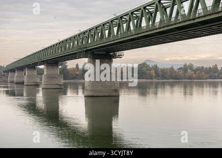 Northern Railway Bridge on a gloomy late autumn day. With a reflecting water surface. Foto Stock