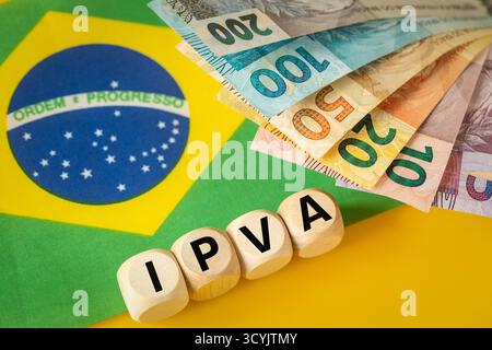 Simbolo IPVA che rappresenta l'imposta obbligatoria per i proprietari di veicoli in Brasile. Concetto di business finanziario. Tasse brasiliane. Primo piano Foto Stock