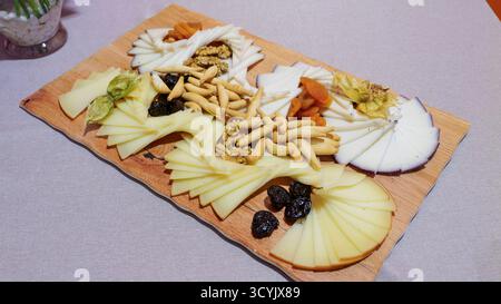 Tavolo gourmet con diversi tipi di formaggio, tavoli tradizionali di antipasti spagnoli, serviti con pane e frutta secca. Foto Stock