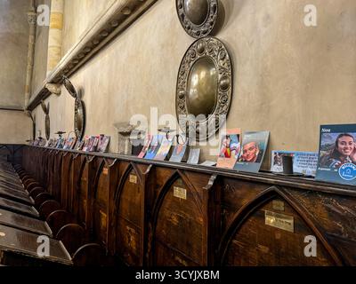Foto di ostaggi mostrati all'interno della Sinagoga Vecchia nuova nel quartiere ebraico di Praga, nella Repubblica Ceca, disposte lungo gli storici posti a sedere in legno. Foto Stock