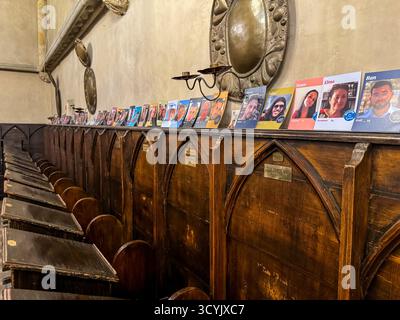 Foto di ostaggi mostrati all'interno della Sinagoga Vecchia nuova nel quartiere ebraico di Praga, nella Repubblica Ceca, disposte lungo gli storici posti a sedere in legno. Foto Stock