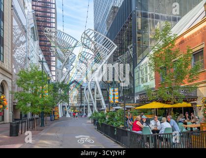 Restaurant and stores on Stephen Avenue (8th Ave SW), Calgary, Alberta, Canada Foto Stock