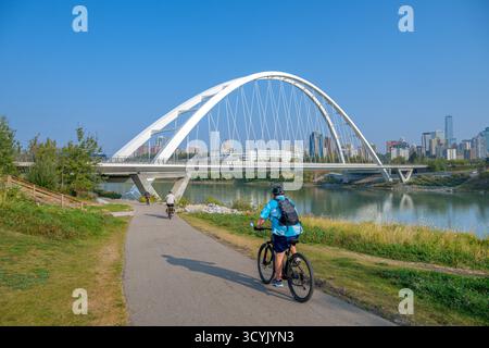 Lo skyline del centro città con una pista ciclabile e il James Macdonald Bridge in primo piano, Edmonton, Alberta, Canada Foto Stock