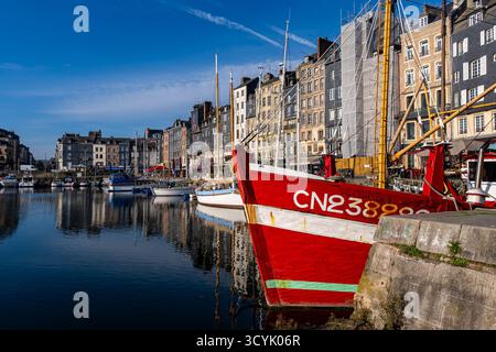 Honfleur, Francia - 27 settembre 2025: Una vista colorata del porto di Honfleur in Normandia. Preso in una tarda mattinata d'estate con cielo limpido e senza Foto Stock