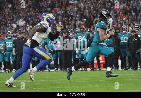 Londra, Regno Unito. 19 ottobre 2025. Il quarterback dei Jacksonville Jaguars Trevor Lawrence corre con il football nella loro partita contro i Los Angeles Rams al Wembley Football Stadium di Londra domenica 19 ottobre 2025. Foto di Hugo Philpott/UPI credito: UPI/Alamy Live News Foto Stock