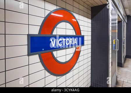 Cartello e rotonda della metropolitana di Victoria Station. Londra, Regno Unito, 16 luglio 2023 Foto Stock