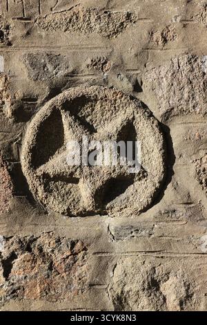 Marcatore nel muro esterno della chiesa cattedrale di St Machar, secondo la leggenda, dove si trova William Wallace, il combattente scozzese per la libertà. Foto Stock