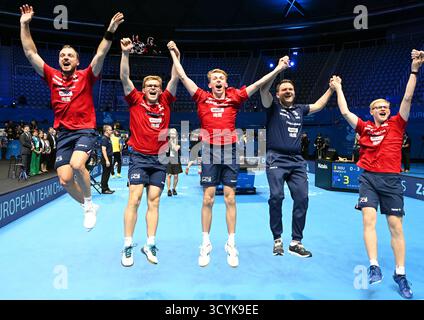 Zara, Croazia. 19 ottobre 2025. Ping-pong/squadra, uomini: Campionati europei, squadra, finale, Francia - Romania, i giocatori della Francia tifanno il tifo dopo aver vinto la finale. Crediti: Manfred Schillings/dpa/Alamy Live News Foto Stock