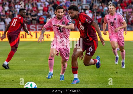 Toronto, Ontario, Canada. 27 settembre 2025. 6 Kosi Thompson (R) e n. 10 Lionel messi (L) in azione durante la partita MLS tra Toronto FC e Inter Miami FC al BMO Field di Toronto. La partita terminò 1-1. (Credit Image: © Angel Marchini/ZUMA Press Wire) SOLO PER USO EDITORIALE! Non per USO commerciale! Foto Stock
