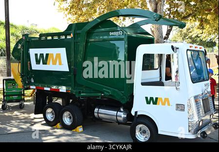 IRVINE, CALIFORNIA - 11 ottobre 2025: Un modello di camion per la gestione dei rifiuti al Global Village Festival al Great Park. Foto Stock