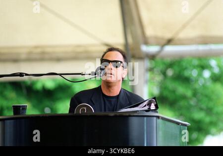 Al famigerato Zeppelin Field di Hitler, una vista laterale della leggenda della musica americana di quarantacinque anni Billy Joel intrattiene le truppe con un concerto uso gratuito di due ore e venti minuti. Questa è stata la prima esibizione di Joel per uso da quando ha fatto due spettacoli filippini nel 1991. La leggenda della musica americana Billy Joel mentre si esibisce allo Zeppelin Field davanti a più di 12.000 membri del servizio americano e alle loro famiglie. Foto di Andrew J. Rice, Dipartimento della difesa degli Stati Uniti Foto Stock