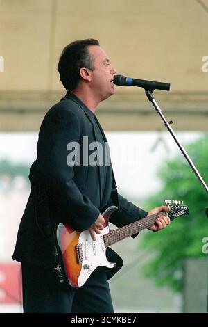 Una vista ravvicinata della leggenda della musica americana di quarantacinque anni Billy Joel mentre si esibisce con una chitarra e canta. Si esibisce allo Zeppelin Field prima di oltre 12.000 membri del servizio americano e delle loro famiglie. Questo era un concerto gratuito sponsorizzato dall'uso. La leggenda della musica americana Billy Joel mentre si esibisce con una chitarra e canta allo Zeppelin Field davanti a più di 12.000 membri del servizio americano e alle loro famiglie. Foto di Andrew J. Rice, Dipartimento della difesa degli Stati Uniti Foto Stock