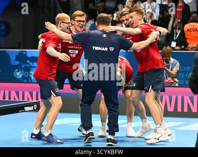 Zara, Croazia. 19 ottobre 2025. Ping-pong/squadra, uomini: Campionati europei, squadra, finale, Francia - Romania, i giocatori della Francia tifanno il tifo dopo aver vinto la finale. Crediti: Manfred Schillings/dpa/Alamy Live News Foto Stock