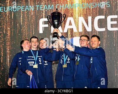 Zara, Croazia. 19 ottobre 2025. Ping-pong/squadra, uomini: Campionati europei, squadra, finale, Francia - Romania, i giocatori francesi festeggiano con il trofeo dopo aver vinto la finale. Crediti: Manfred Schillings/dpa/Alamy Live News Foto Stock