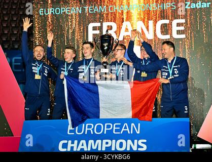 Zara, Croazia. 19 ottobre 2025. Ping-pong/squadra, uomini: Campionati europei, squadra, finale, Francia - Romania, i giocatori francesi festeggiano con il trofeo dopo aver vinto la finale. Crediti: Manfred Schillings/dpa/Alamy Live News Foto Stock