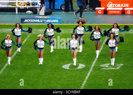 Londra, Regno Unito. 19 ottobre 2025. Le cheerleader dei Roar of the Jaguars si esibiscono durante la partita dei Los Angeles Rams contro Jacksonville Jaguars NFL al Wembley Stadium, l'ultima gara della serie NFL London Games di quest'anno. Punteggio finale : Rams 35 - Jaguar 7. Crediti: Stephen Chung / Alamy Live News Foto Stock