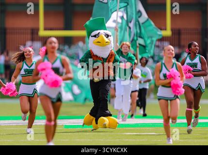 Denton, okay, USA. 18 ottobre 2025. Scrappy, guida la squadra sul campo prima della partita di football NCAA tra la University Texas a San Antonio e la University of North Texas al DATCU Stadium di Denton, Oklahoma. Ron Lane/CSM/Alamy Live News Foto Stock