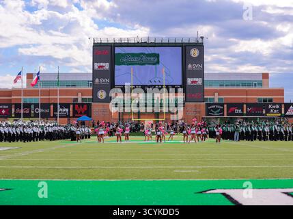 Denton, okay, USA. 18 ottobre 2025. Tifo e sorrisi durante la partita di football NCAA tra la University Texas at San Antonio e la University of North Texas at DATCU Stadium di Denton, Oklahoma. Ron Lane/CSM/Alamy Live News Foto Stock