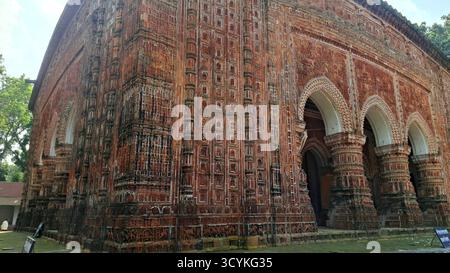 Il tempio Kantajew a Dinajpur, Bangladesh, è uno storico tempio indù in terracotta rinomato per le intricate incisioni e il patrimonio culturale. Foto Stock
