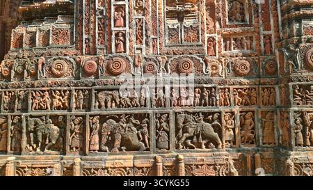 Il tempio Kantajew a Dinajpur, Bangladesh, è uno storico tempio indù in terracotta rinomato per le intricate incisioni e il patrimonio culturale. Foto Stock