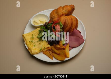 Gustate un abbondante piatto per la colazione con croissant friabile e gli ingredienti più freschi Foto Stock
