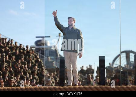 Oceanside, Stati Uniti. 18 ottobre 2025. Il vicepresidente degli Stati Uniti JD Vance dà un pollice al pubblico dei Marines durante il 250th Amphibious Capabilities Demonstration Beach Bash, presso la base dei Marine Camp Pendleton, 18 ottobre 2025 a Oceanside, California. Credito: LCpl. Abigail Hutcheson/US Marines Photo/Alamy Live News Foto Stock